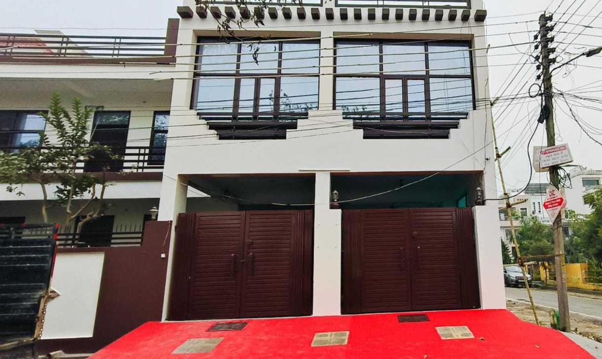 Super Hotel O New A V Hospitality Chinhat Exterior photo